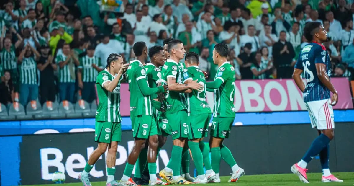 Jugadores de Atlético Nacional celebran un gol ante Junior en el estadio Atanasio Girardot