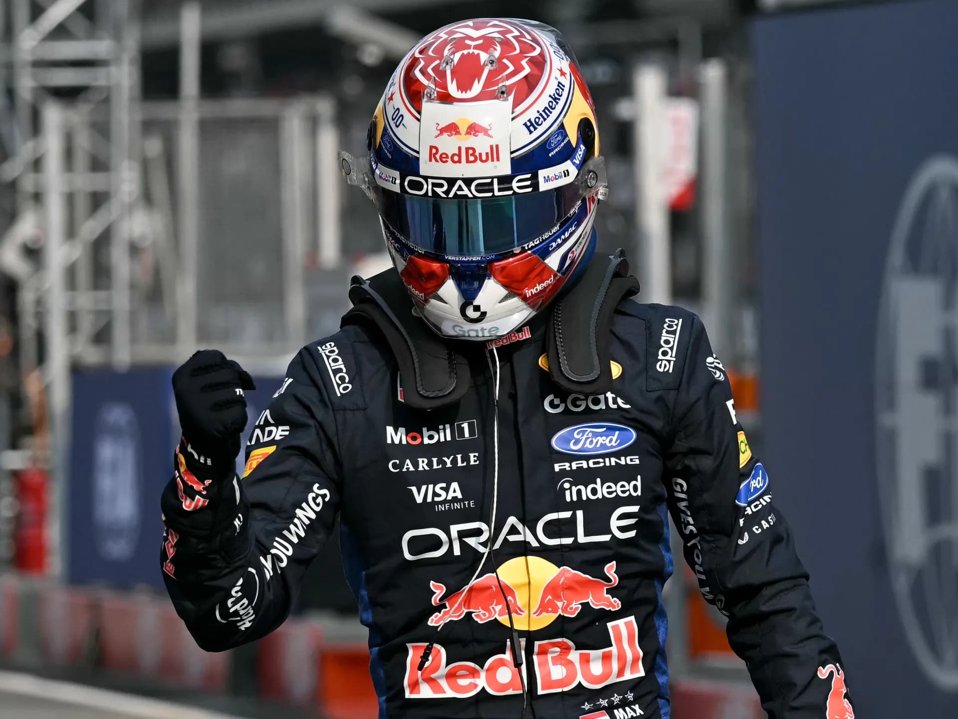 Max Verstappen celebra con el puño en alto tras lograr la pole en el circuito de Sepang
