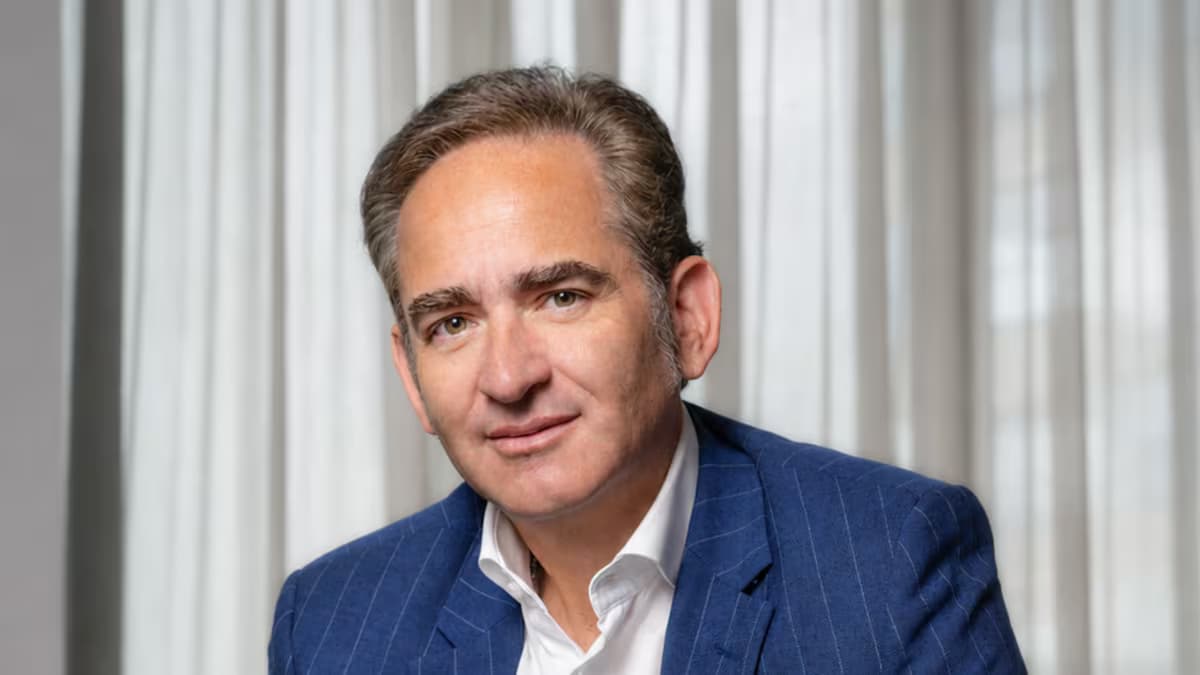Retrato de Joaquín Gutiérrez Caballero, con saco azul de rayas y camisa blanca, nuevo presidente de Ecopetrol
