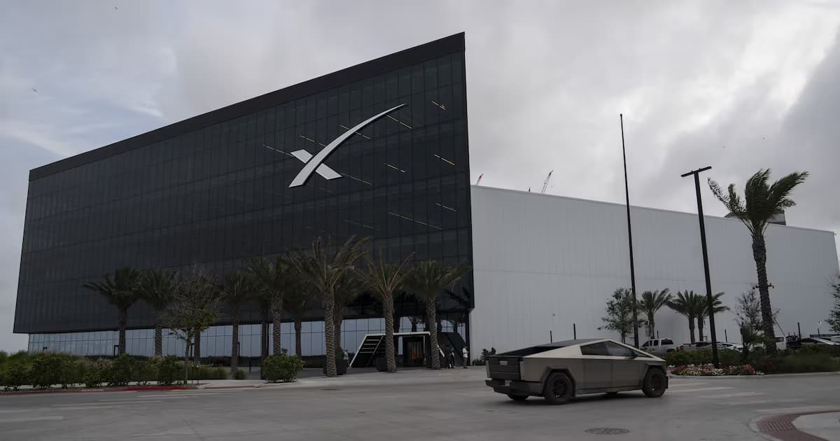 Un Tesla Cybertruck pasa frente a la sede de SpaceX en Starbase, Texas