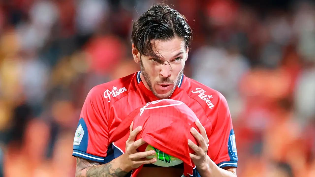 Un jugador del Independiente Medellín besa el balón en el Atanasio Girardot