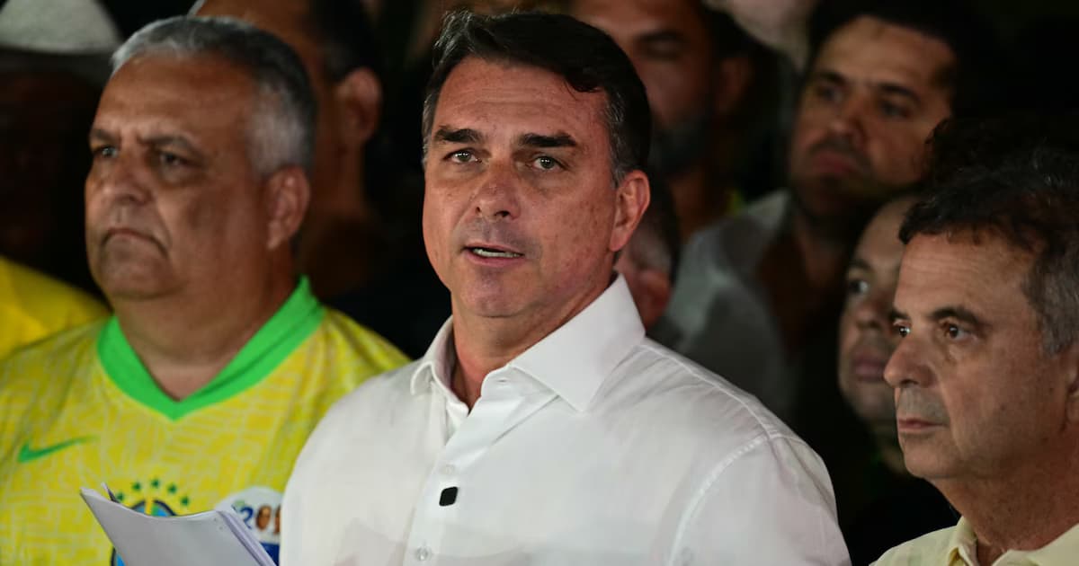 Flávio Bolsonaro habla ante la prensa, rodeado de dirigentes de su partido, tras conocerse los resultados del balotaje