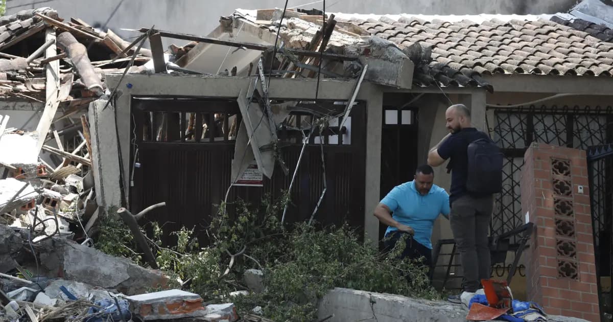 Personas observan una edificación con daños estructurales tras el terremoto en Cali