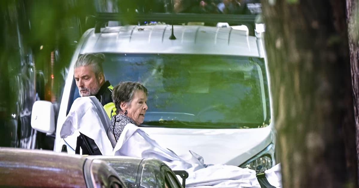Maricarmen, de 87 años, es trasladada en camilla tras ser desalojada de su vivienda en el distrito de Retiro, en Madrid