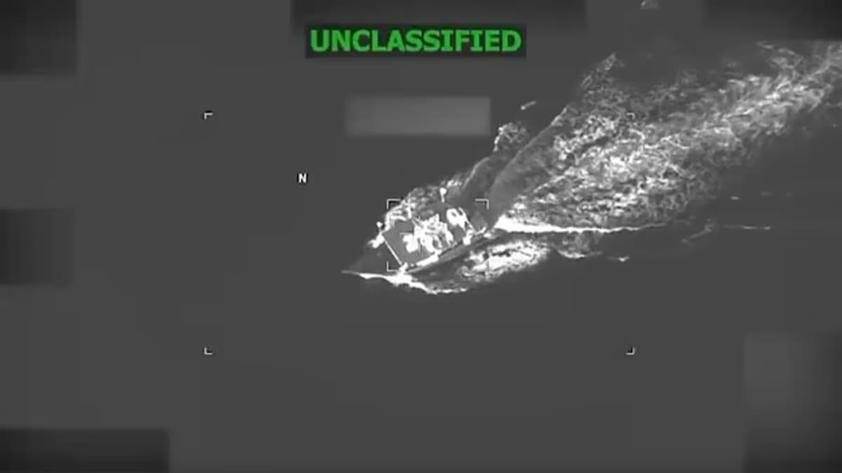Imagen aérea en blanco y negro de una lancha rápida navegando en el mar