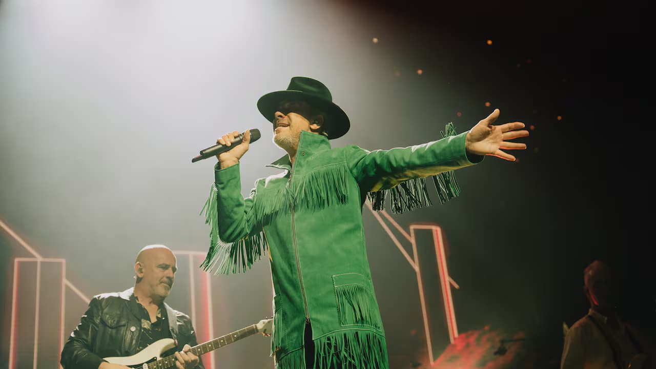 Jay Kay canta con los brazos abiertos en el escenario del Coliseo MedPlus