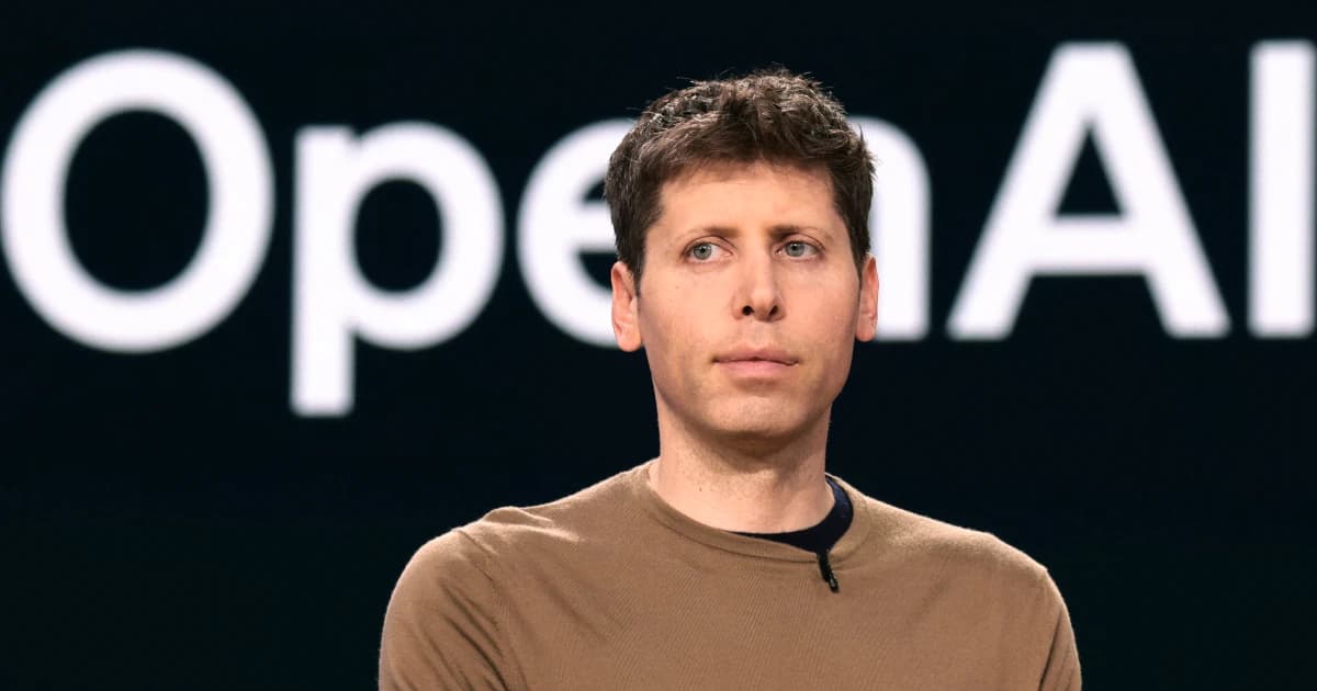 Sam Altman, director ejecutivo de OpenAI, frente al logo de la compañía