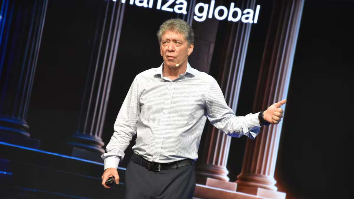 Bruce Mac Master, presidente saliente de la Andi, durante una intervención en un evento empresarial