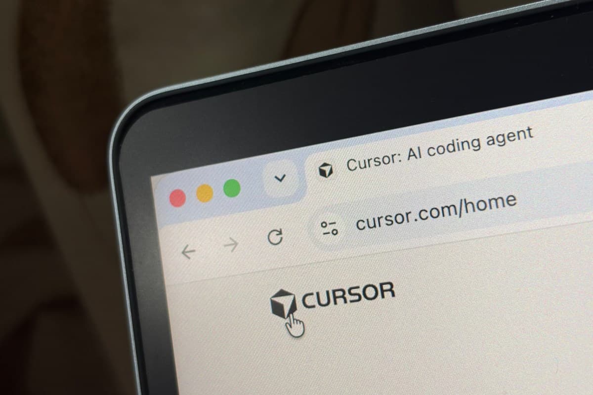 Pantalla de un portátil con el navegador abierto en la página de inicio de cursor.com, con el logotipo de la aplicación y el puntero del ratón sobre él