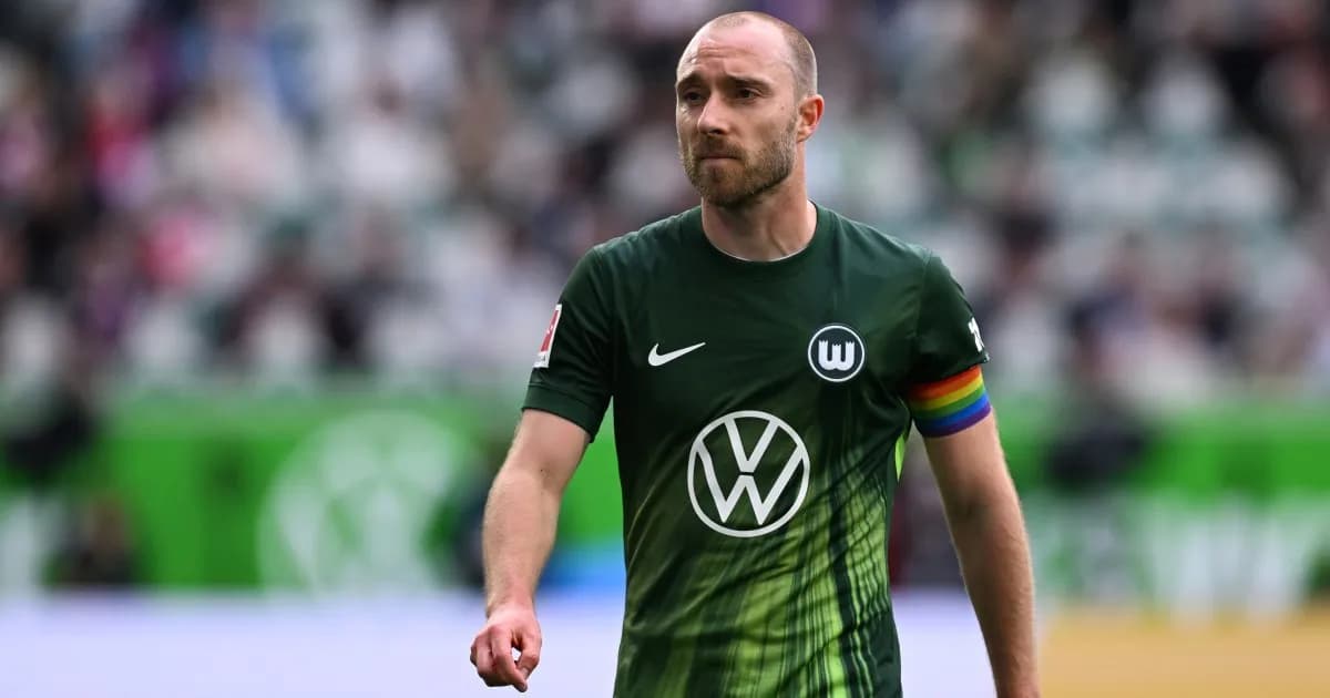 Christian Eriksen, con la camiseta verde del Wolfsburgo y brazalete de capitán, camina por el campo