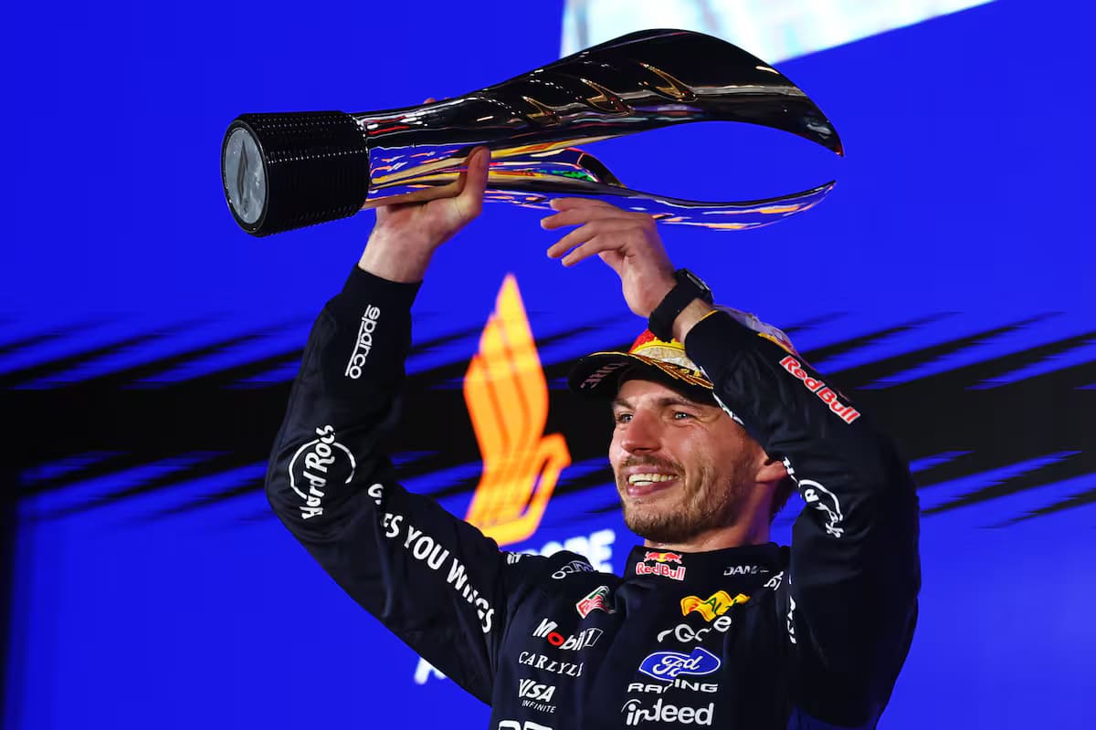 Max Verstappen levanta el trofeo de ganador del Gran Premio de Singapur en el podio