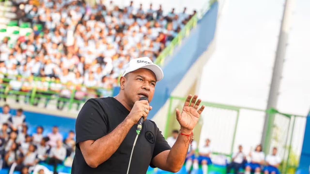 El alcalde de Sincelejo, Yahir Acuña, habla con un micrófono ante un graderío lleno de estudiantes
