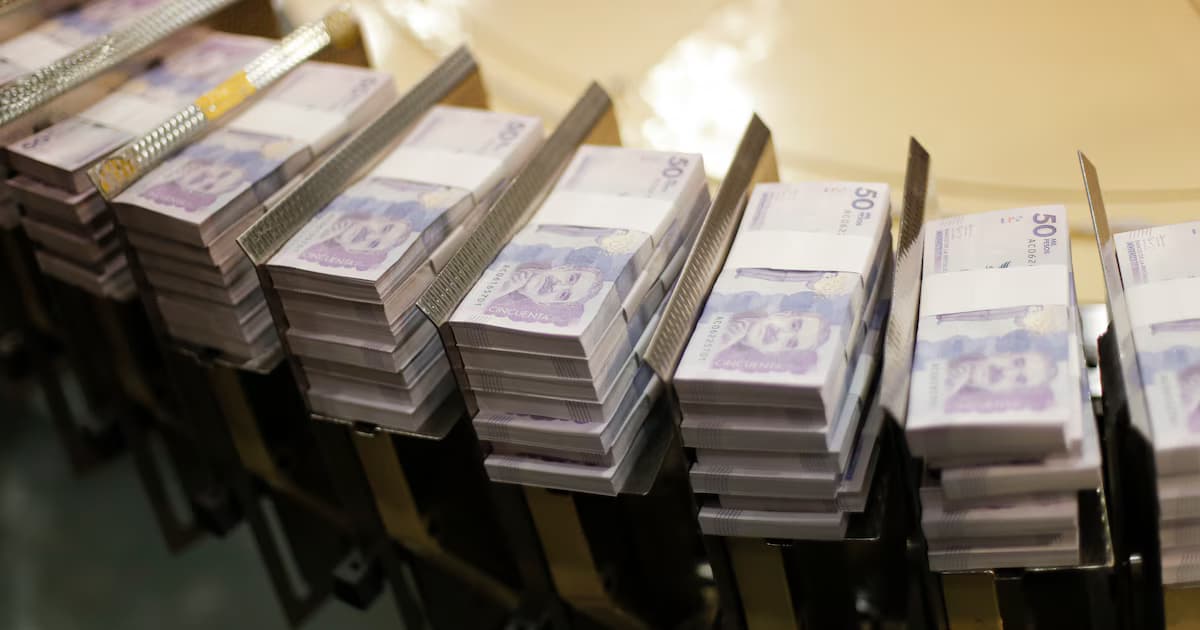 Fajos de billetes de 50.000 pesos colombianos