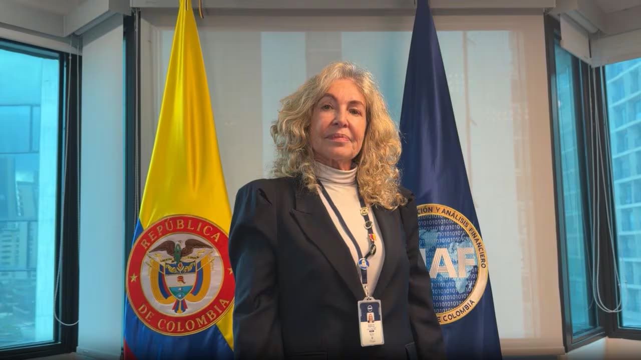Martha Luz Reyes Ferro, directora de la UIAF, en su despacho entre la bandera de Colombia y la de la entidad