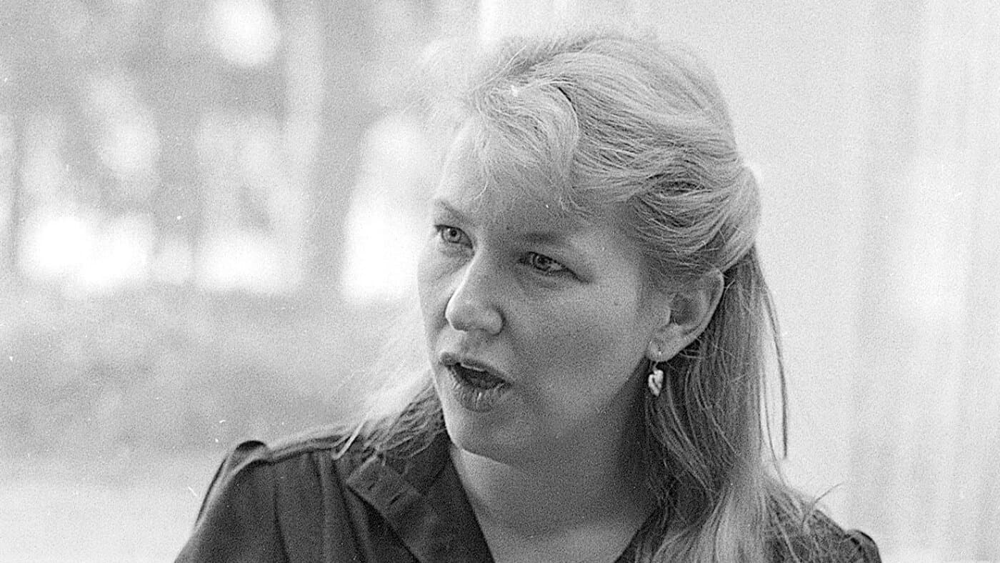 La escritora Annie Dillard durante una entrevista en su casa de Connecticut en 1983