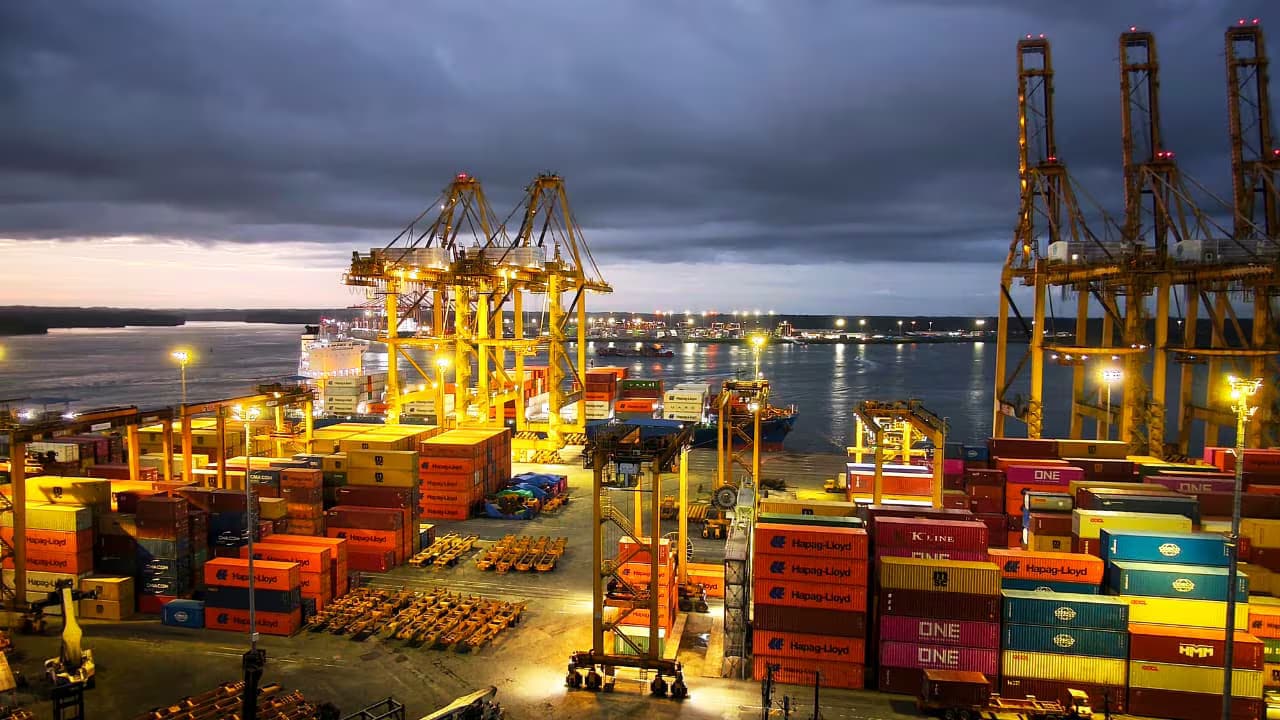 Grúas y contenedores en la terminal del puerto de Buenaventura al anochecer