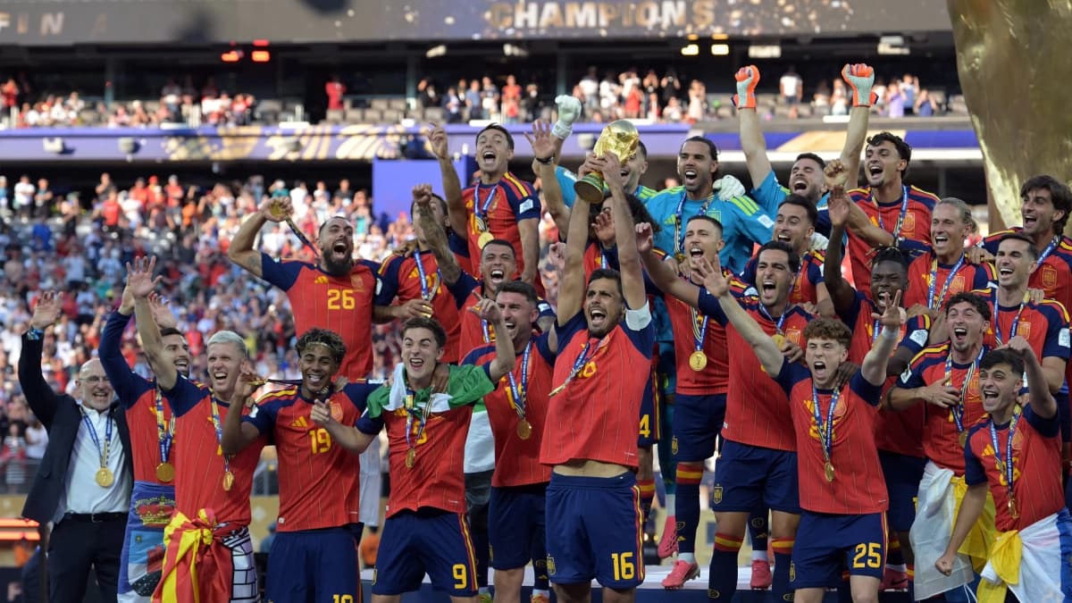La selección de España celebra el título del Mundial 2026 en el MetLife Stadium