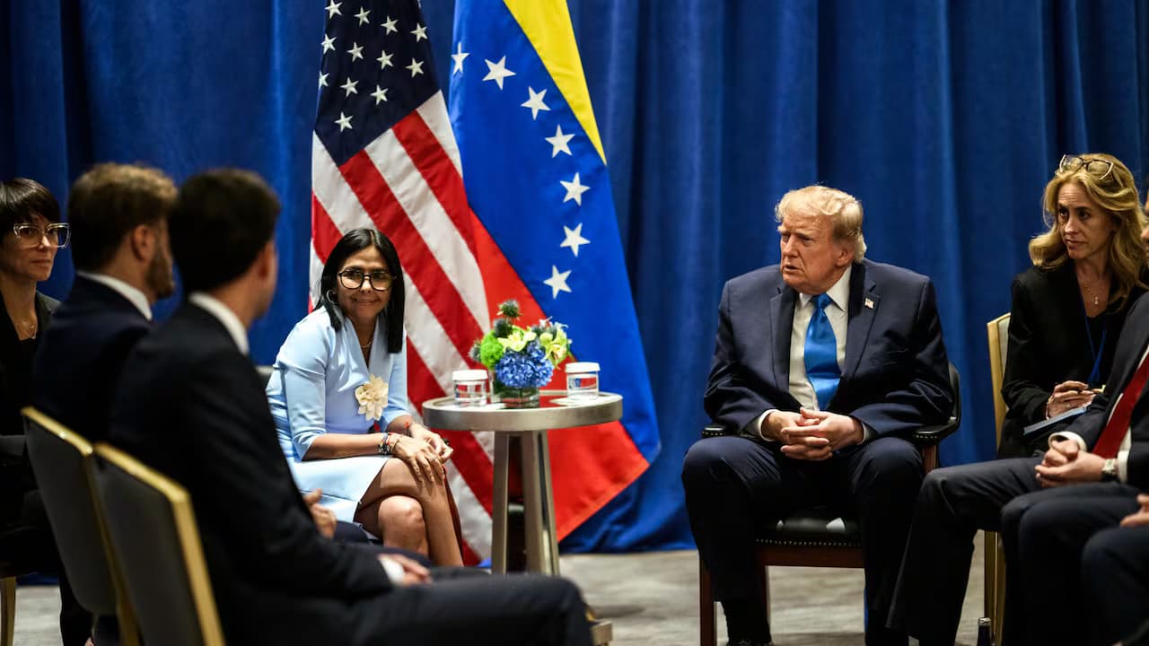 Donald Trump y Delcy Rodríguez, sentados frente a frente con sus delegaciones, ante las banderas de Estados Unidos y Venezuela