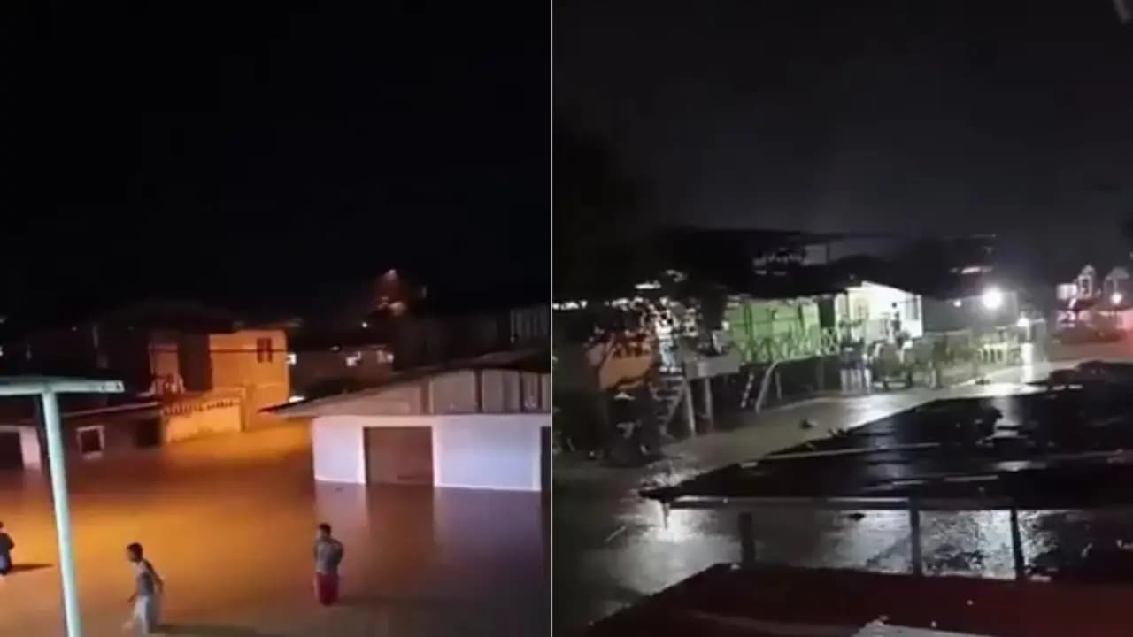 Calles y viviendas inundadas de noche en el corregimiento La Espriella, en Tumaco, tras el desbordamiento del río Caunapí