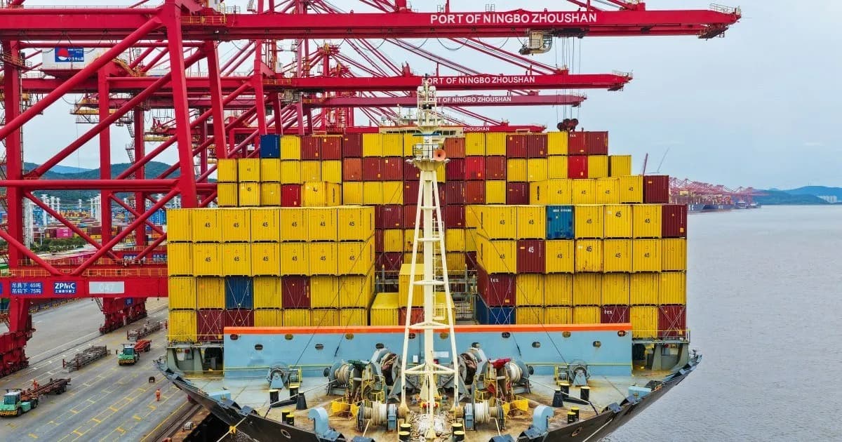 Buque cargado de contenedores en el puerto de Ningbo-Zhoushan, en China