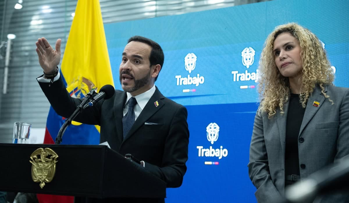 El presidente Abelardo de la Espriella habla junto a la ministra del Trabajo, Natalia López, en la sede del ministerio