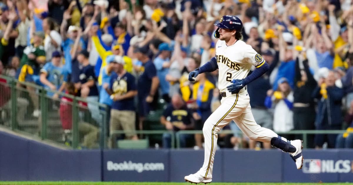 Brice Turang, de los Cerveceros de Milwaukee, recorre las bases tras su jonrón ante los Dodgers