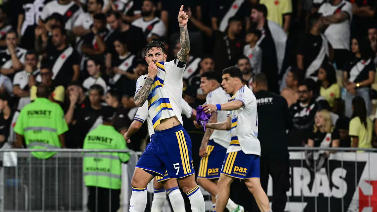 Leandro Paredes celebra con el puño en alto su gol ante Vasco da Gama en el Maracaná