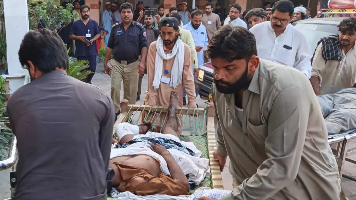 Voluntarios trasladan a un herido del atentado a un hospital de Dera Ismail Khan, Pakistán