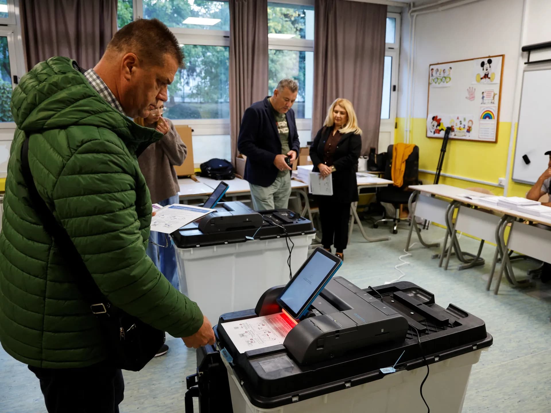 Un votante escanea su papeleta en un colegio electoral de Sarajevo