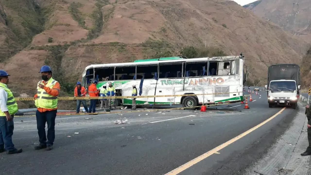 El bus accidentado, con las ventanas rotas, atravesado junto a la calzada
