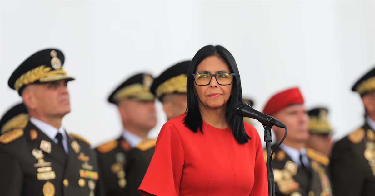 Delcy Rodríguez habla ante un micrófono durante un acto oficial
