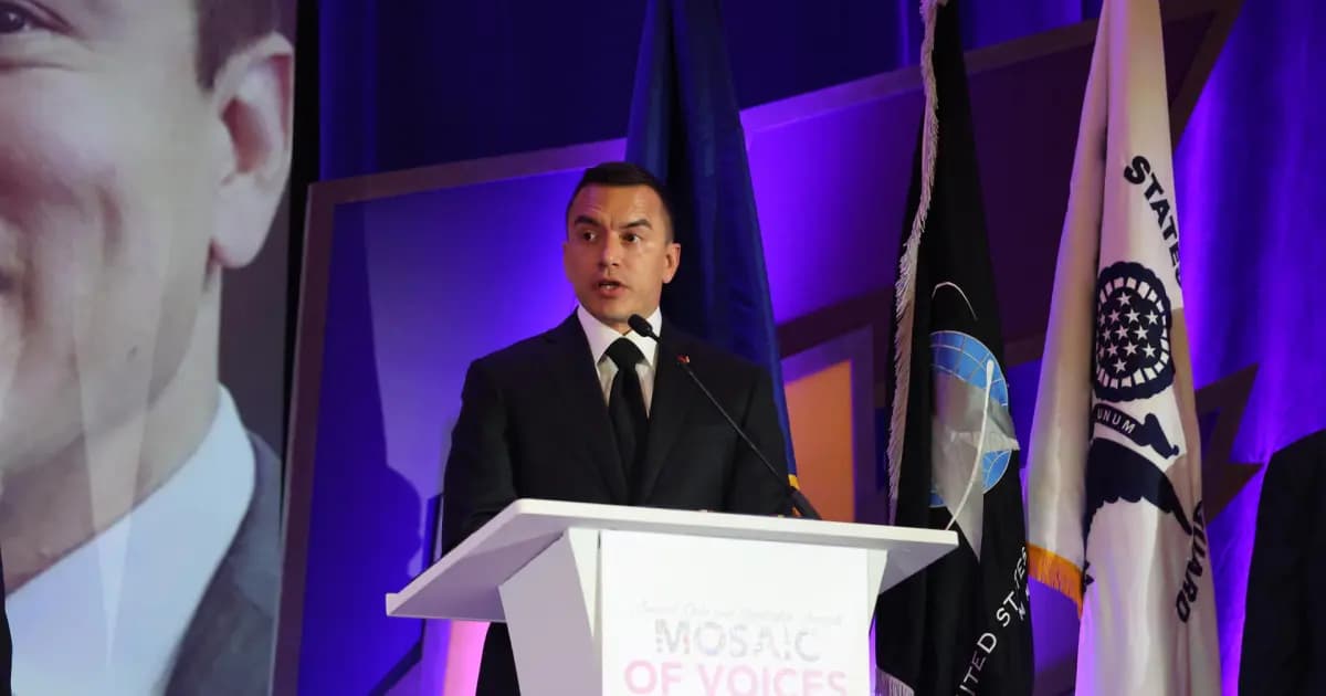 El presidente de Ecuador, Daniel Noboa, habla desde un atril