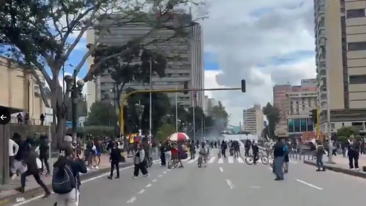 Manifestantes en una avenida del centro de Bogotá, cerca del Museo Nacional, durante los choques con antidisturbios