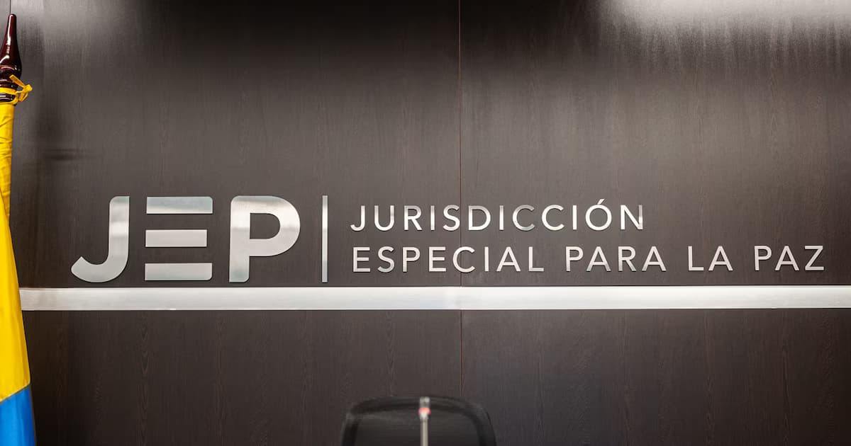 Letrero de la Jurisdicción Especial para la Paz en una de sus salas de audiencia