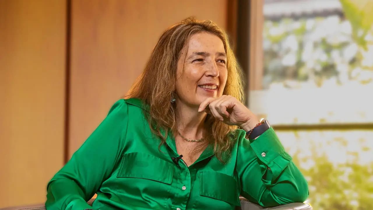 Luz María Sierra, con blusa verde, sonríe durante una entrevista