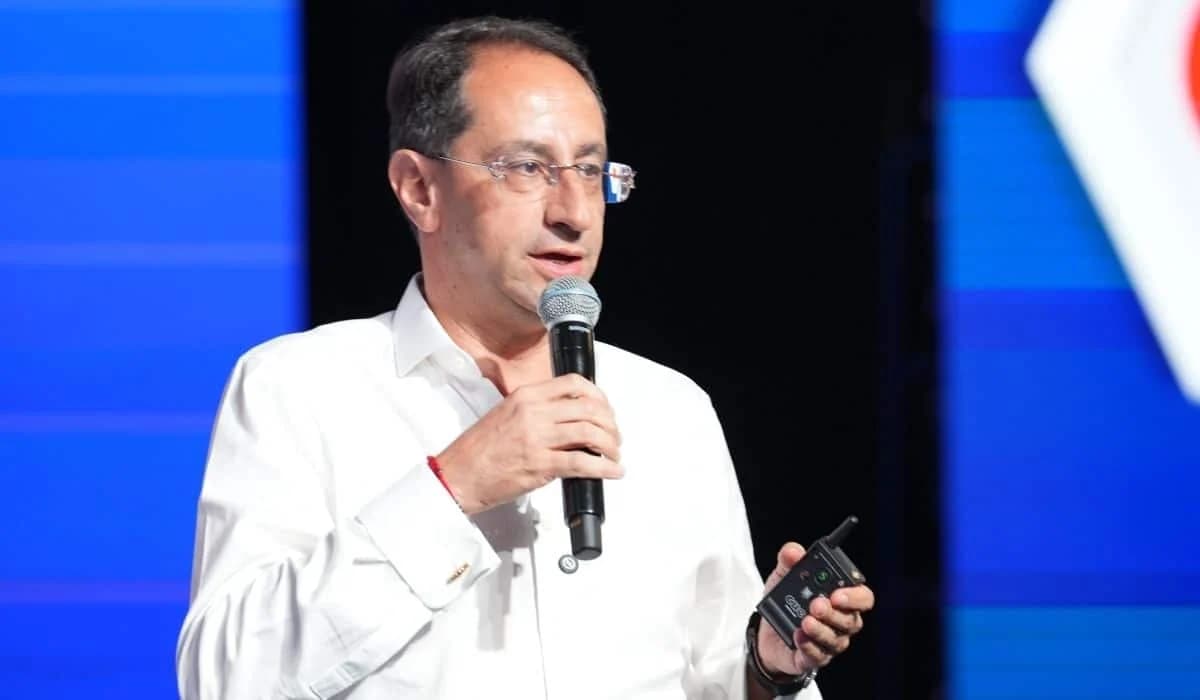 El vicepresidente José Manuel Restrepo habla con un micrófono en un evento