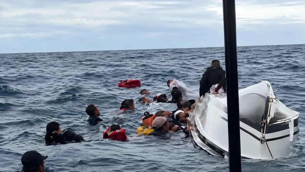 Turistas con chaleco salvavidas en el agua junto a la lancha volcada en Santa Marta