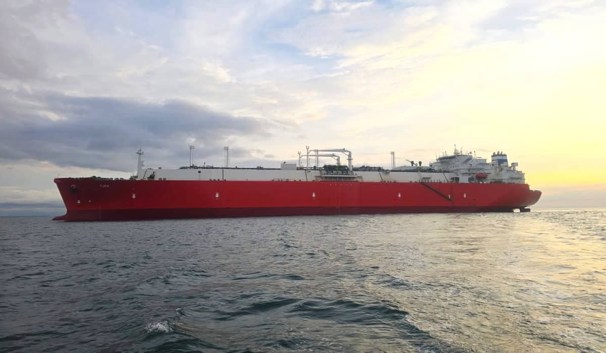 El buque de almacenamiento de gas Tura, de casco rojo, en la bahía de Buenaventura