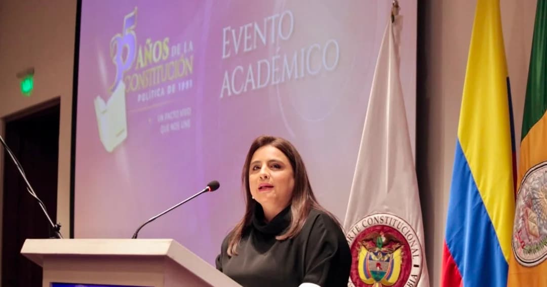 La magistrada Paola Meneses, presidenta de la Corte Constitucional, habla en un atril durante un evento académico
