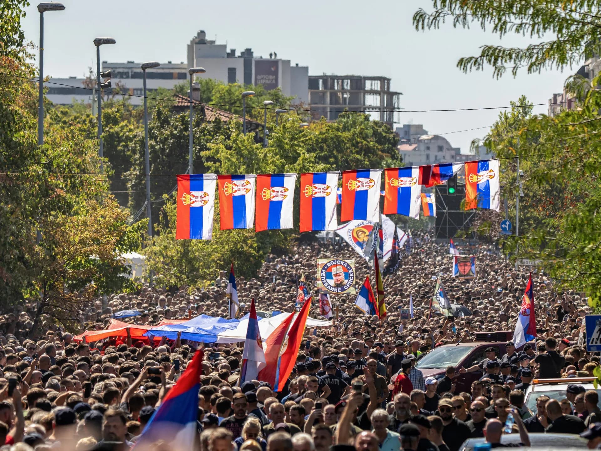 Multitud con banderas serbias acompaña el cortejo fúnebre de Ratko Mladic en Belgrado