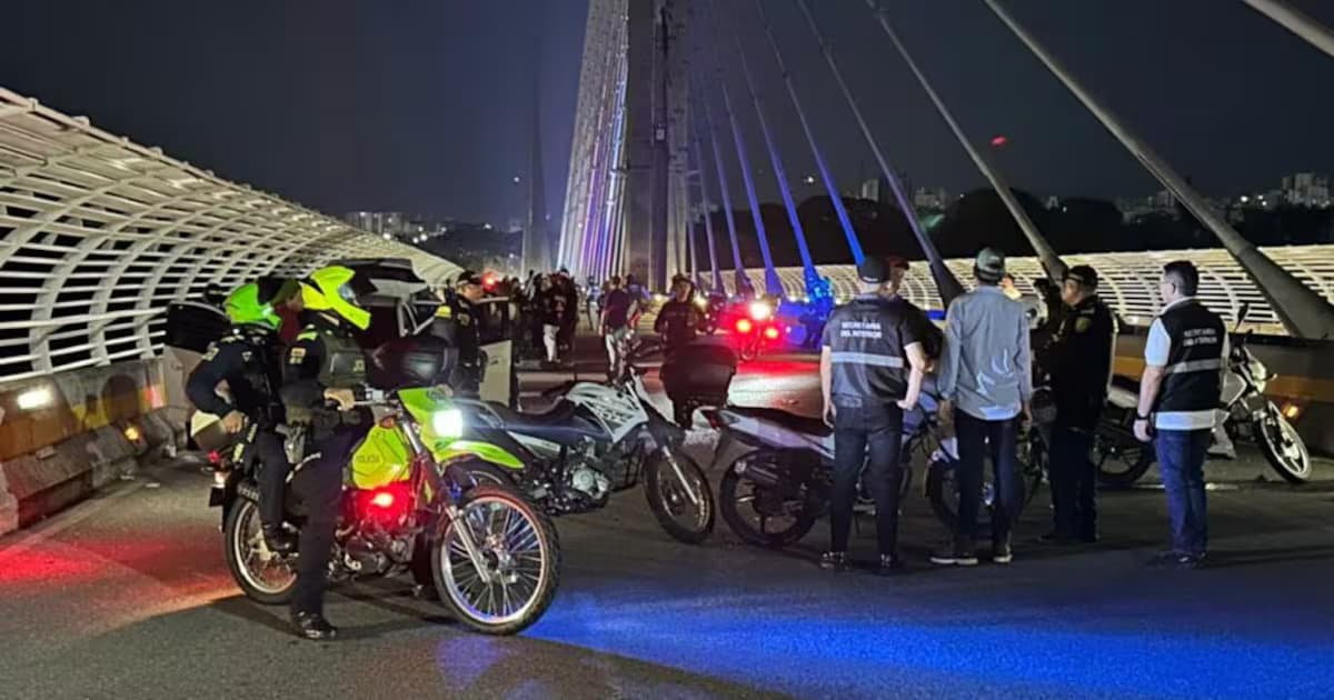 Policías y funcionarios de la Secretaría del Interior en un control a motociclistas sobre un puente de Bucaramanga