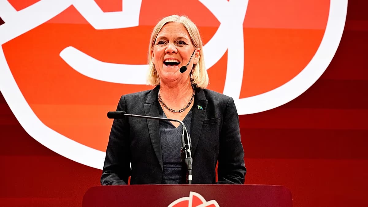Magdalena Andersson, líder socialdemócrata sueca, habla en un atril