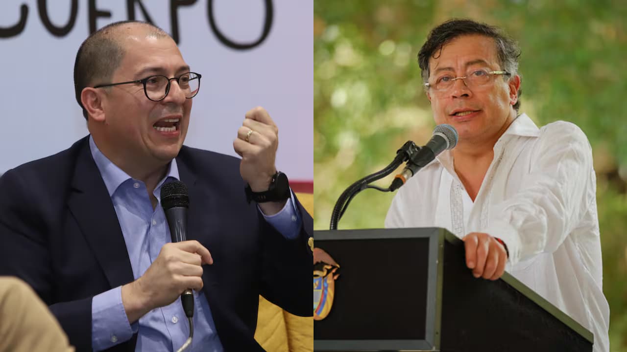 Composición fotográfica del exfiscal Francisco Barbosa, con micrófono en mano, y del expresidente Gustavo Petro en un atril
