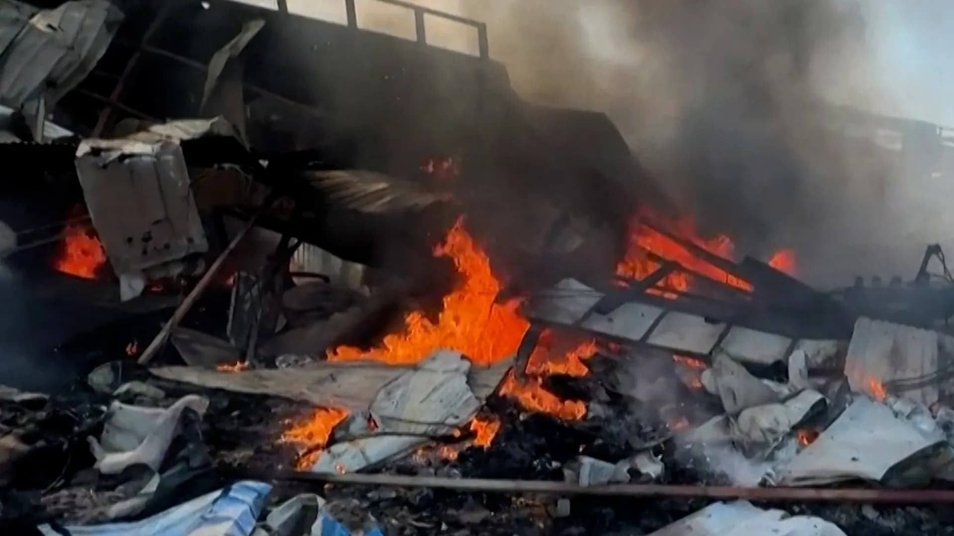Escombros en llamas y humo tras el bombardeo aéreo en una zona de mercado del estado de Rakáin, en Myanmar