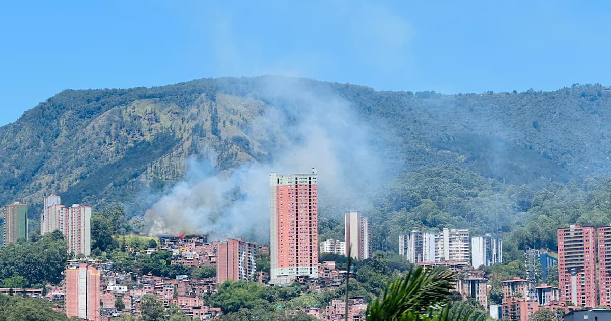 Columna de humo de un incendio de cobertura vegetal sobre una ladera de Medellín