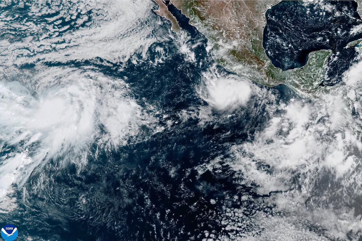 Imagen satelital del huracán Polo frente a la costa del Pacífico mexicano