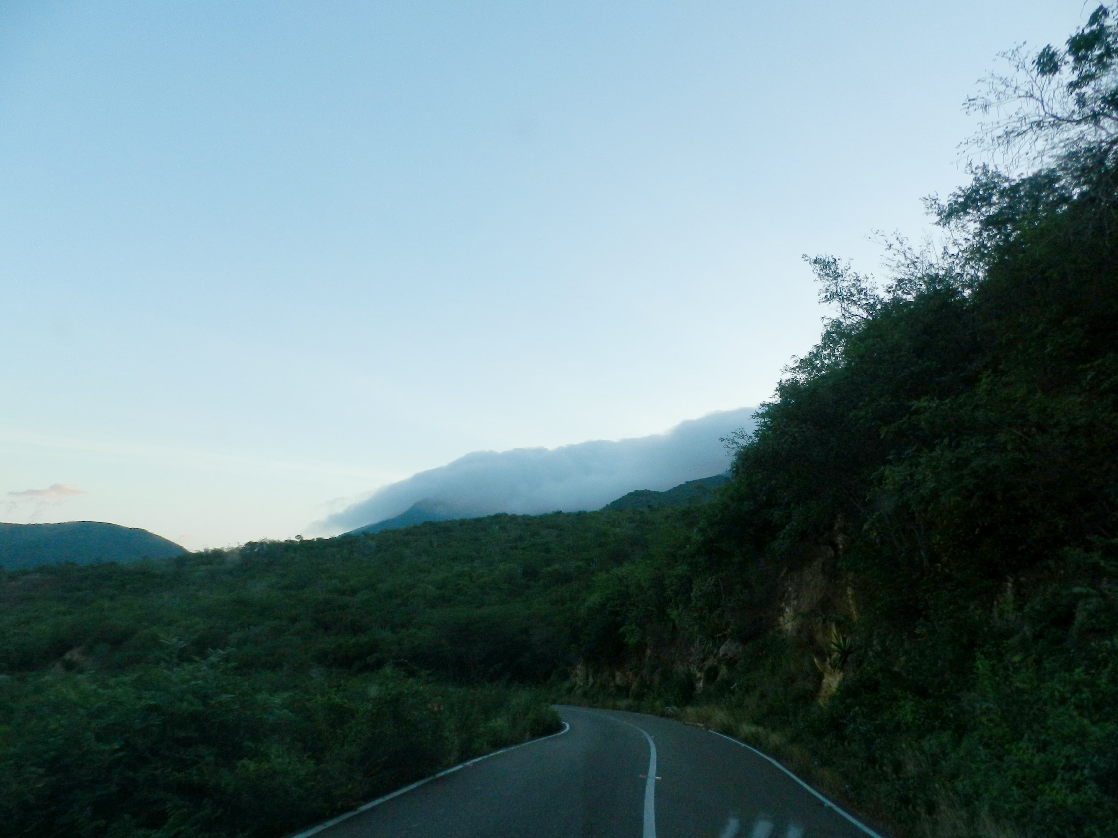 Amanecer en la carretera de montaña que sube de Coro a Churuguara, en el estado Falcón, con una capa de nubes posada sobre la serranía, en una fotografía de archivo