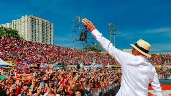 Lula da Silva saluda a miles de seguidores durante el acto de lanzamiento de su campaña de reelección en São Paulo