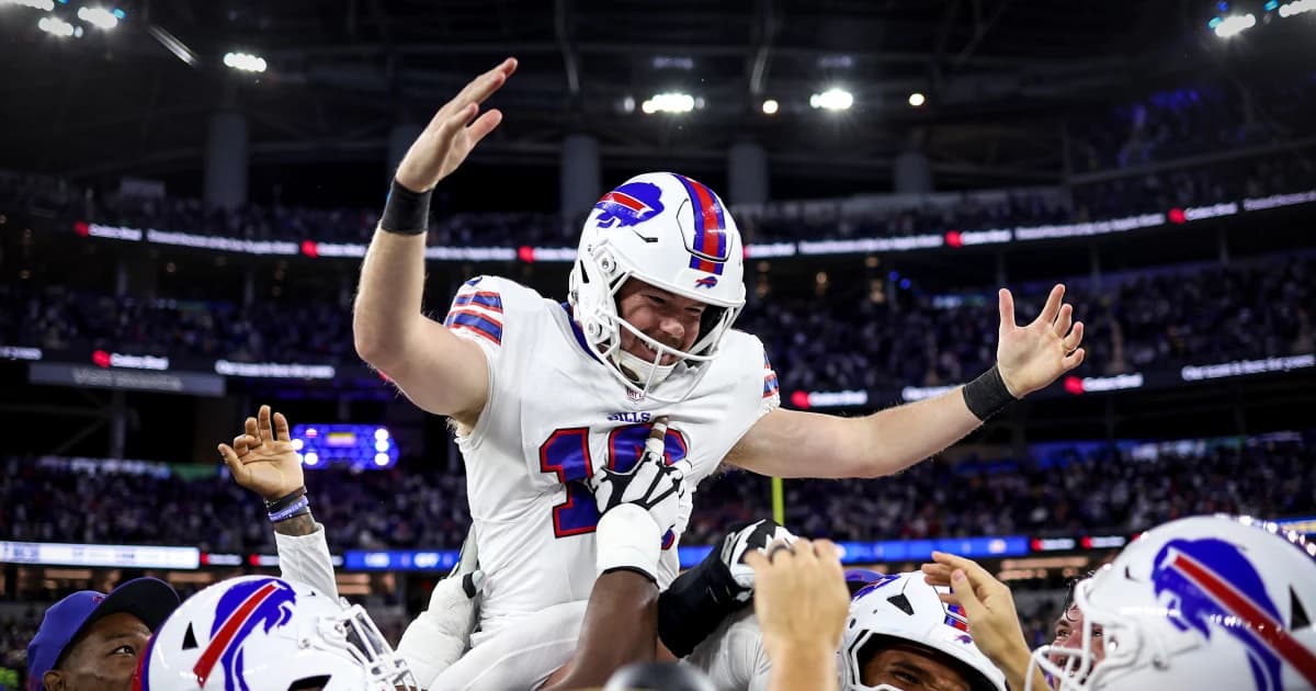 Jugadores de los Bills levantan en hombros al pateador Tyler Bass tras el gol de campo de la victoria