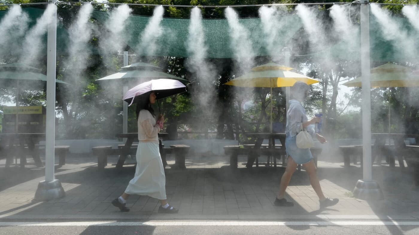 Una persona se protege del sol durante una ola de calor